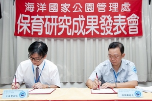 圖3.海管處楊處長(右)與海生館王館長簽訂MOU 圖3.海管處楊處長(右)與海生館王館長簽訂MOU