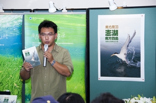 圖.南方飛羽作者-陳德治博士正在介紹新書-該書封面即為鳳頭燕鷗 圖.南方飛羽作者-陳德治博士正在介紹新書-該書封面即為鳳頭燕鷗