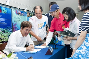 圖.于錫亮老師為-遇見南方四島簽名 圖.于錫亮老師為-遇見南方四島簽名