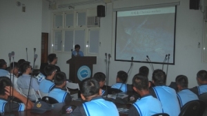 圖三、程一駿老師為東沙島弟兄進行專題演講 圖三、程一駿老師為東沙島弟兄進行專題演講