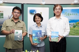 圖.左起-陳德治博士、林玲副處長及于錫亮教授於特展會場各持新書 圖.左起-陳德治博士、林玲副處長及于錫亮教授於特展會場各持新書