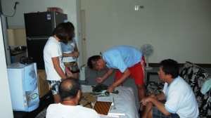 圖四、東沙管理站學習上岸海龜如何進行調查 圖四、東沙管理站學習上岸海龜如何進行調查