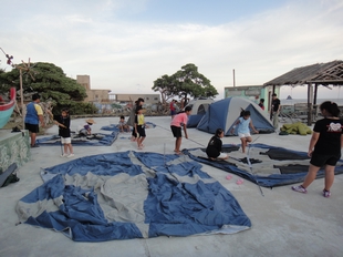 圖說3:家扶中心學員著手搭帳篷(海管處提供) 圖說3:家扶中心學員著手搭帳篷(海管處提供)