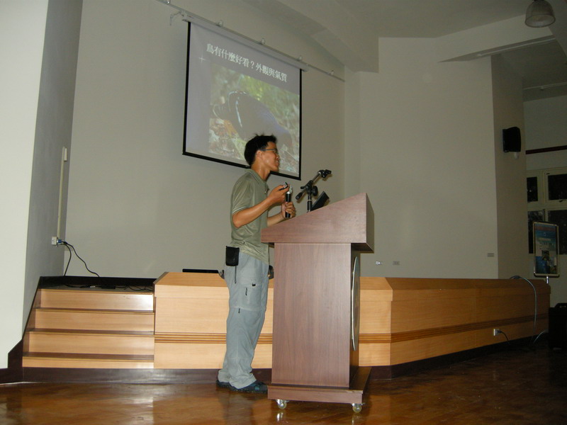 圖一、高雄鳥會洪貫捷研究員為東沙指揮部介紹鳥類調查工作。 圖一、高雄鳥會洪貫捷研究員為東沙指揮部介紹鳥類調查工作。