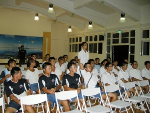 圖三、東沙指揮部弟兄對於東沙島的鳥類的生態踴躍發問。 圖三、東沙指揮部弟兄對於東沙島的鳥類的生態踴躍發問。