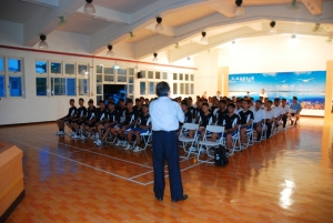 圖二、經過忙碌的一天,夜晚時分大家仍齊聚ㄧ堂,專心聽講。 圖二、經過忙碌的一天,夜晚時分大家仍齊聚ㄧ堂,專心聽講。