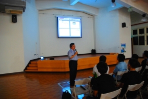 圖一、中研院邵廣昭教授為東沙島弟兄介紹海洋生物的多樣性。 圖一、中研院邵廣昭教授為東沙島弟兄介紹海洋生物的多樣性。