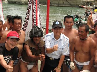 海管處楊模麟處長(右2)與台東縣政府張基義副縣長(左1)共同迎接雅美勇士的抵達。 海管處楊模麟處長(右2)與台東縣政府張基義副縣長(左1)共同迎接雅美勇士的抵達。