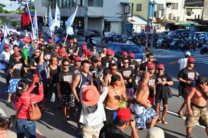 划舟勇士精力充沛參加踩街 划舟勇士精力充沛參加踩街