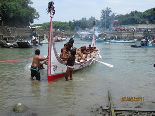 大小船及舢舨以放鞭炮方式迎接「Si Mangavang拜訪號」。 大小船及舢舨以放鞭炮方式迎接「Si Mangavang拜訪號」。