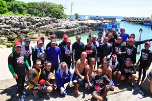 雅美勇士於鼻頭漁港合影 雅美勇士於鼻頭漁港合影