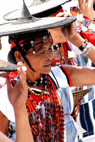 祭典時婦女穿著傳統服飾 祭典時婦女穿著傳統服飾