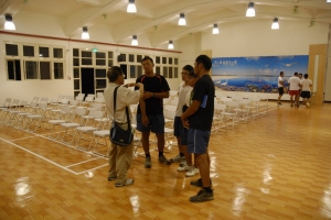 圖四、有趣的議題,吸引弟兄會後與宮博士繼續討論 圖四、有趣的議題,吸引弟兄會後與宮博士繼續討論