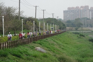 圖說5:騎經後勁溪車道。 圖說5:騎經後勁溪車道。