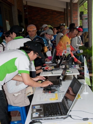 圖說8:現場鼓勵參與玉山七奇網路票選。 圖說8:現場鼓勵參與玉山七奇網路票選。