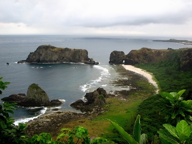 圖說1:因火山噴發及海蝕作用形成的睡美人與哈巴狗,是著名的地標景點(海管處提供)。 圖說1:因火山噴發及海蝕作用形成的睡美人與哈巴狗,是著名的地標景點(海管處提供)。