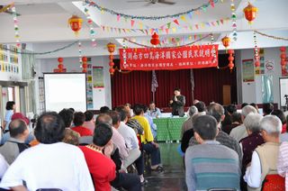 圖說2:3月20日澎湖南方四島海洋國家公園民眾說明會--台南場,澎湖縣政府農漁局陳高樑副局長與民眾說明(海管處提供)。 圖說2:3月20日澎湖南方四島海洋國家公園民眾說明會--台南場,澎湖縣政府農漁局陳高樑副局長與民眾說明(海管處提供)。