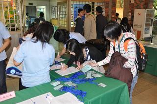 圖一、民眾踴躍報到之景象 圖一、民眾踴躍報到之景象