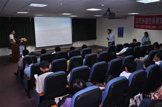 圖三、國立中山大學宋克義教授發表講演時與處長的互動 圖三、國立中山大學宋克義教授發表講演時與處長的互動