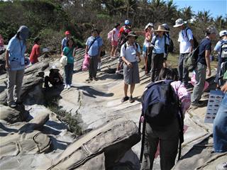 圖3:觀察奇岩地質的互外課程 圖3:觀察奇岩地質的互外課程