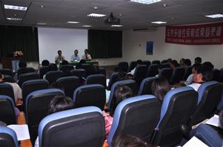 圖四、綜合座談時王玉懷副教授回答問題之場景 圖四、綜合座談時王玉懷副教授回答問題之場景