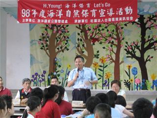 圖2:海管處徐韶良秘書介紹東沙環礁國家公園 圖2:海管處徐韶良秘書介紹東沙環礁國家公園