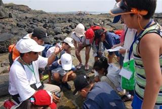 圖1:烈日下,小朋友仍興致勃勃的觀察鎖港 圖1:烈日下,小朋友仍興致勃勃的觀察鎖港
