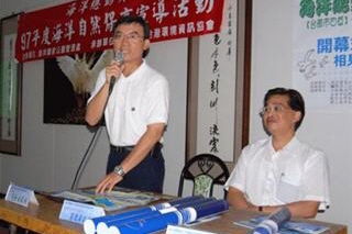 圖2:海洋國家公園管理處處長吳全安開幕致辭。台南市都市發展局局長莊德梁(右)同時蒞臨指導。攝影:葉品妤 圖2:海洋國家公園管理處處長吳全安開幕致辭。台南市都市發展局局長莊德梁(右)同時蒞臨指導。攝影:葉品妤