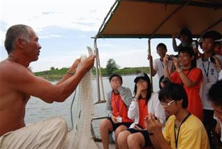 圖3:當地漁民示範如何撒網。攝影:葉品妤 圖3:當地漁民示範如何撒網。攝影:葉品妤