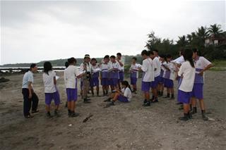 圖2:烈日下,小朋友仍興致勃勃的觀察鎖港潮間帶的豐富生態 圖2:烈日下,小朋友仍興致勃勃的觀察鎖港潮間帶的豐富生態