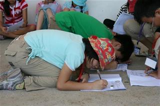 圖1:吳老師帶小朋友一起討論沙蟹的生存環境 圖1:吳老師帶小朋友一起討論沙蟹的生存環境