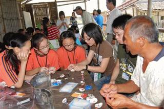 圖1:學生和當地居民一同加入串貝殼的行列,學習將漁村資源再利用。攝影:葉品妤 圖1:學生和當地居民一同加入串貝殼的行列,學習將漁村資源再利用。攝影:葉品妤