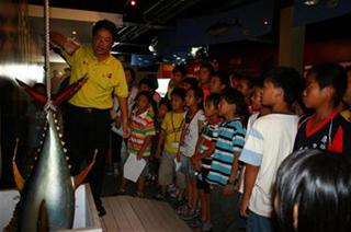 圖1:要想拉釣百公斤的黑鮪魚模型,得花費一番力氣 圖1:要想拉釣百公斤的黑鮪魚模型,得花費一番力氣