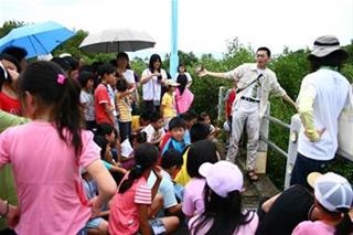 圖2:老師手上的大螃蟹吸引小朋友的注意 圖2:老師手上的大螃蟹吸引小朋友的注意
