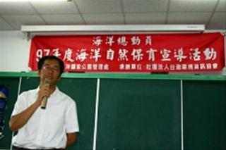 圖3:吳副處長祥堅勉勵小朋友愛護海洋生態 圖3:吳副處長祥堅勉勵小朋友愛護海洋生態