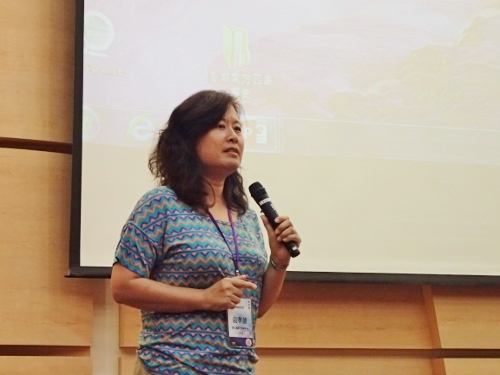 Professor Yuan Hsiao-wei of the Department of Forestry, National Taiwan University, delivering the lecture 'The Messenger Who Keeps Promises—The Story of Terns' (Provided by Marine National Park Headquarters)