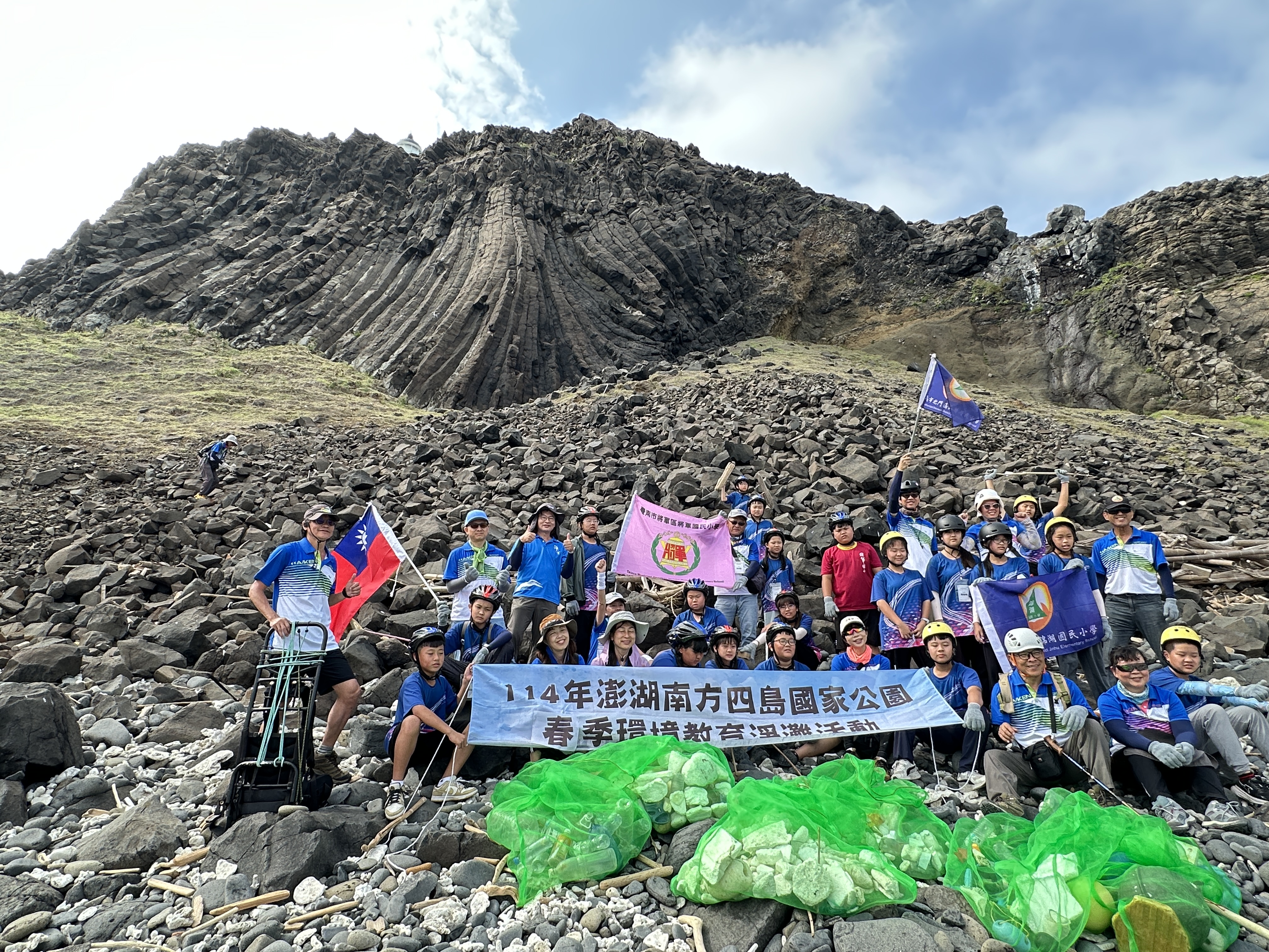 圖4、林尚卿處長(後排左2)帶領海管處同仁跨部門,共同響應「向海致敬」春季淨灘活動。