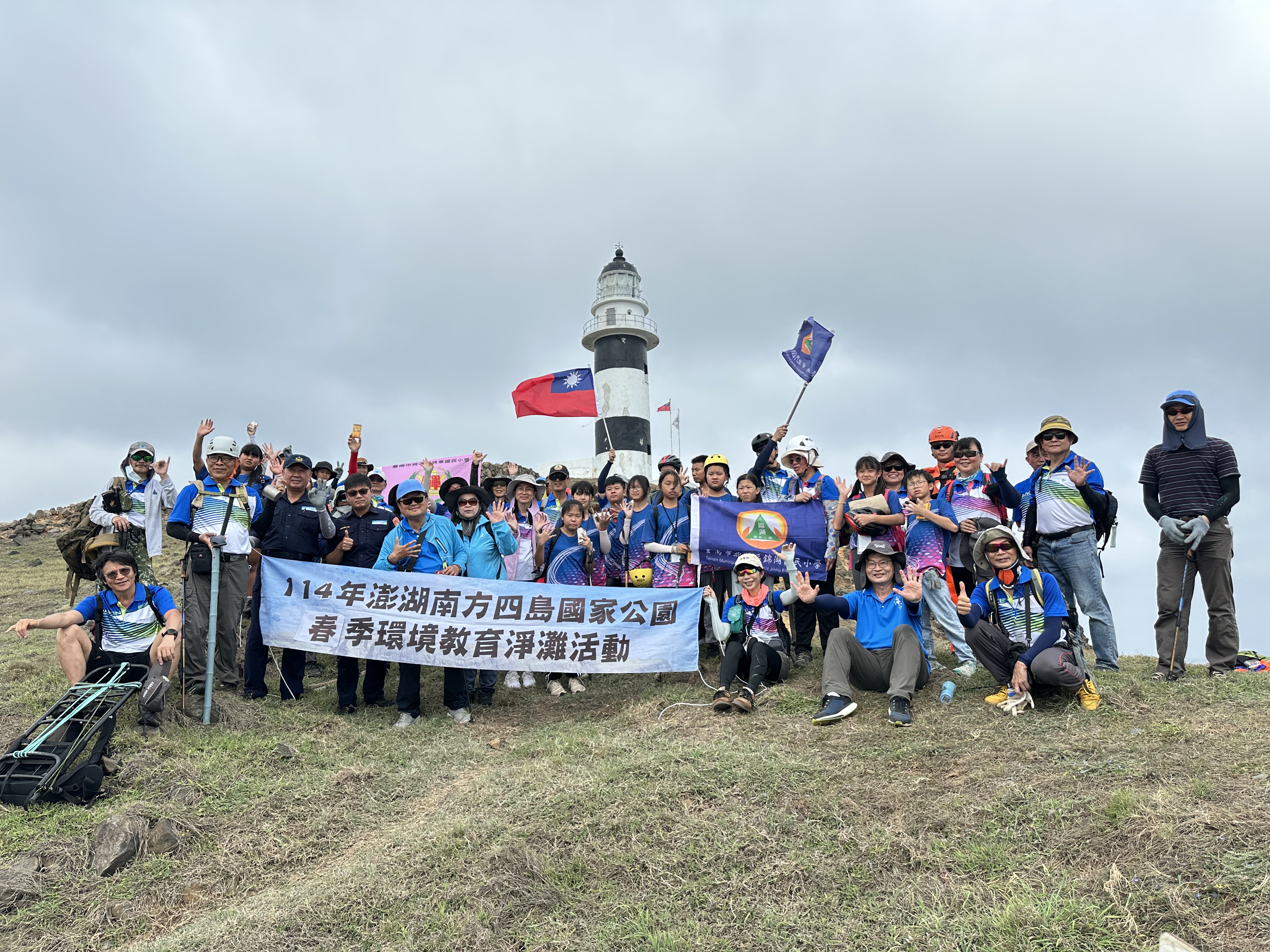 圖5、林尚卿處長(後排左2)帶領海管處同仁跨部門,共同響應「向海致敬」春季淨灘活動。