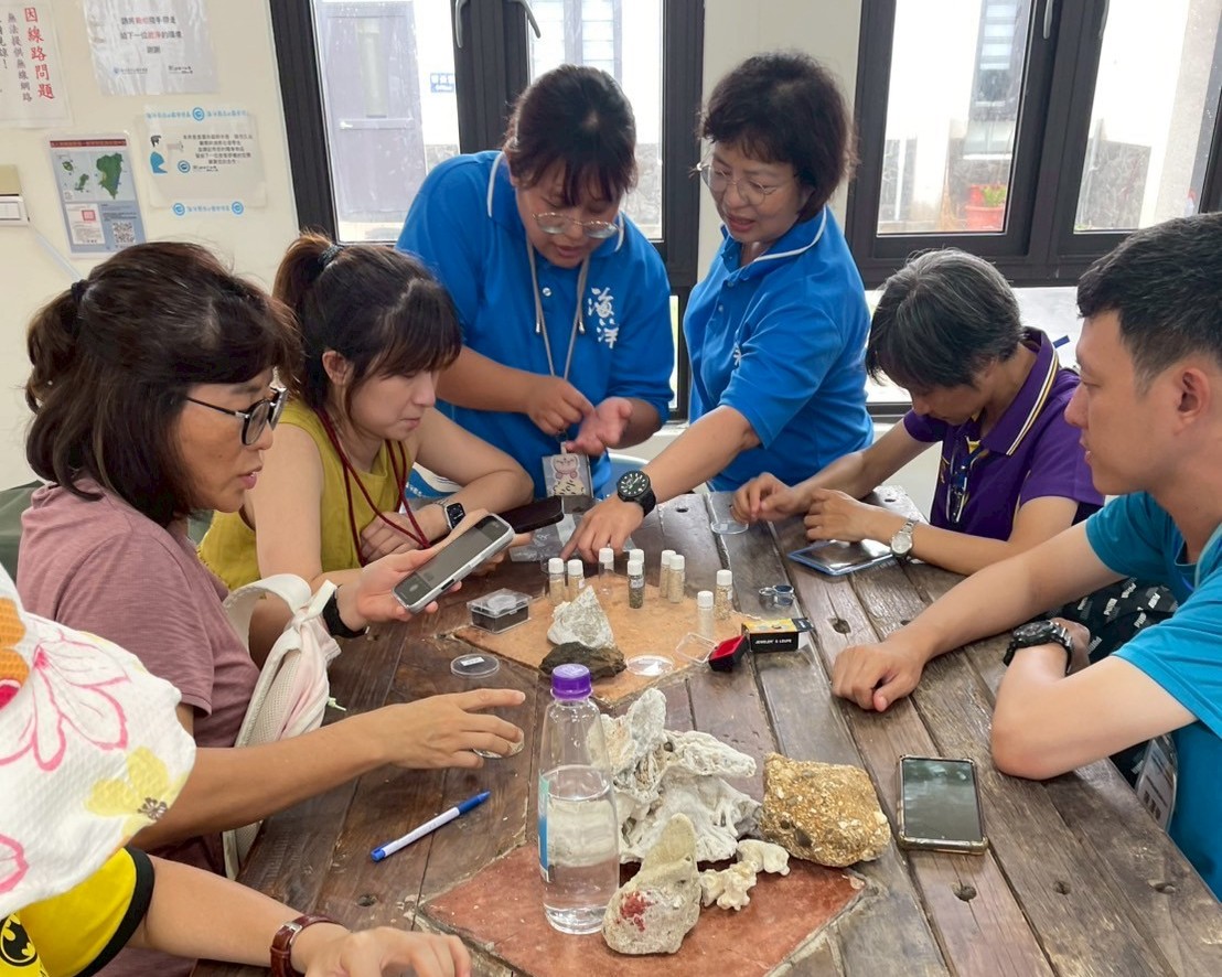 教師研習活動中參與者仔細觀察生物樣本