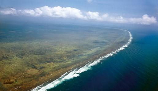 The breaking waves of Donsha Atoll stretch outward. The seabed falls drastically and is adjacent to marine ecology.