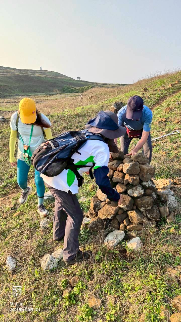 崩落的石堆重新堆起,為遊客指引行走方向