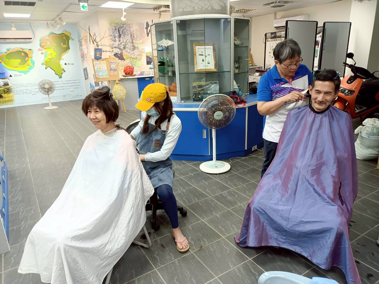 淨灘工作結束後的傍晚時段,東吉遊客服務中心義剪開張。(吳雅音拍攝)