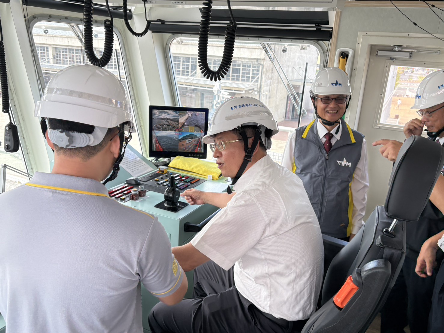 圖5、港勤公司船務人員解說駕駛台航儀系統及作業功能,並就船舶性能與經驗進行交流