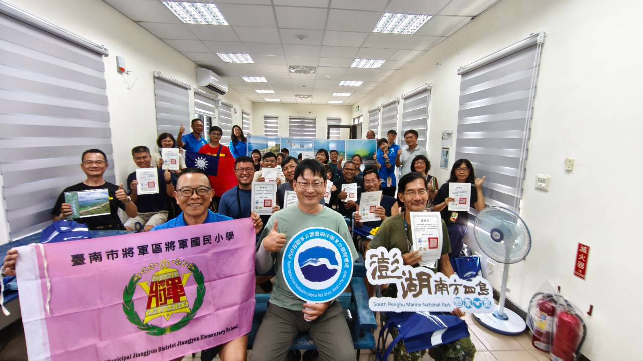 圖5、海管處林尚卿處長(前排中)與「社團法人臺灣承諾公益協會」黃錫榮執行長(前排右)及志工、將軍國小周志強校長(前排左)及教師團隊大合照，展現跨界攜手守護海洋與步道的堅定決心
