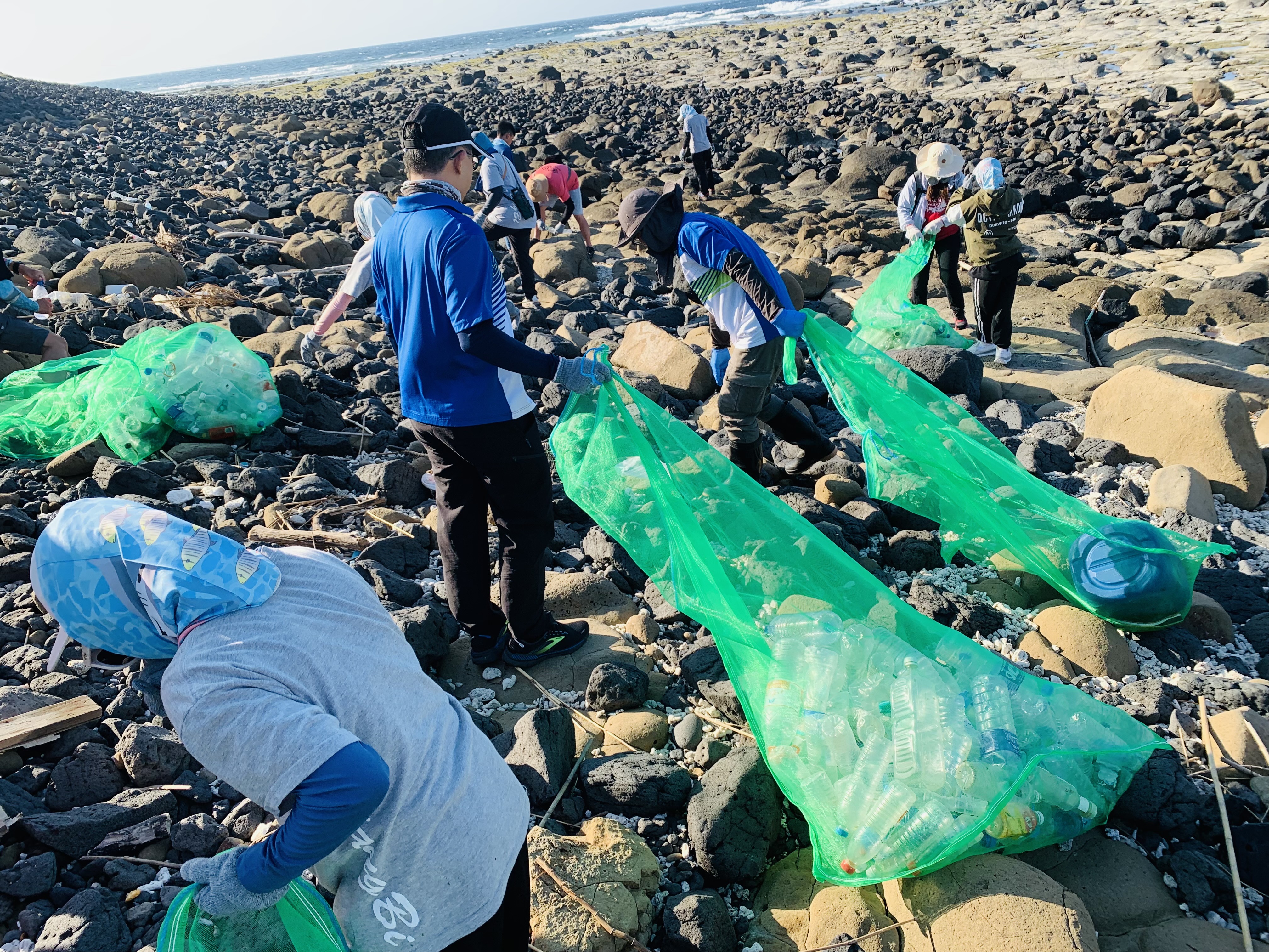 圖二、志工們協力清理東吉嶼大坪區海廢